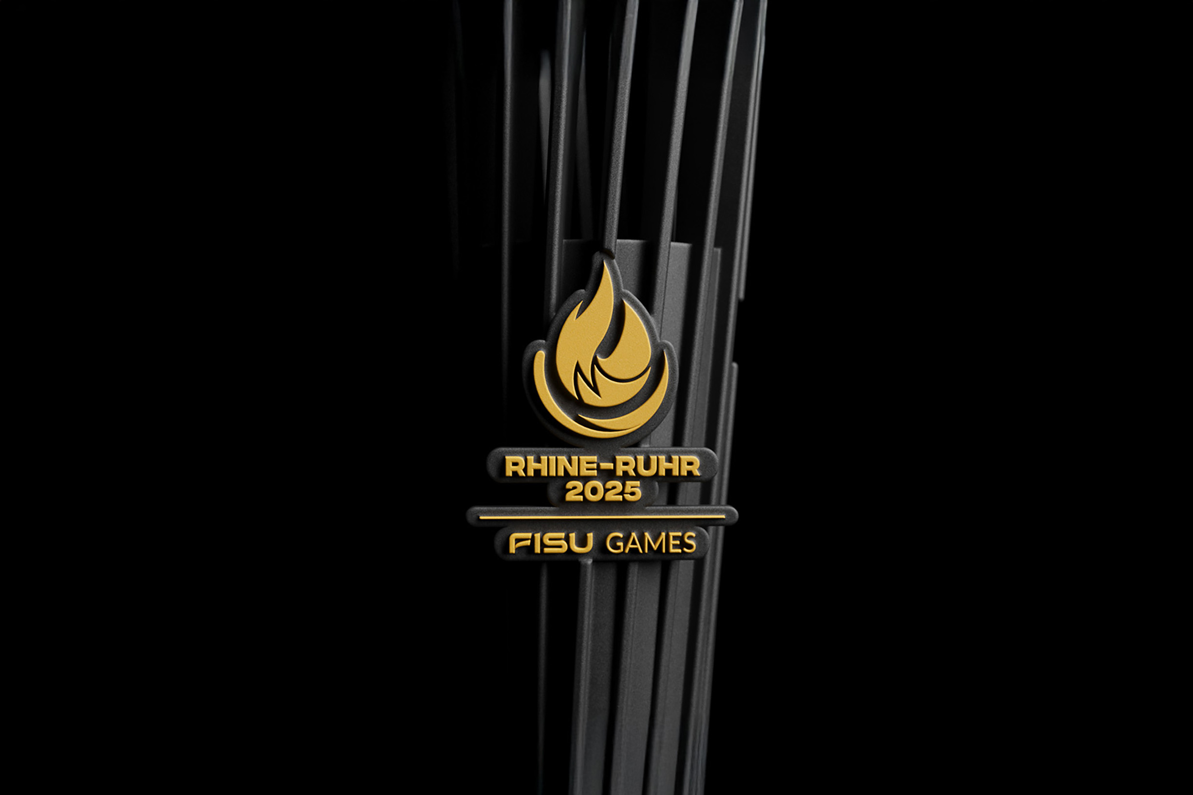 Foto: Fackel der World University Games 2025 mit der goldenen Aufschrift "Rhine-Ruhr 2025, FISU Games" und dem Symbol einer goldenen Flamme. Die Fackel ist schwarz und vor schwarzem Hintergrund. 