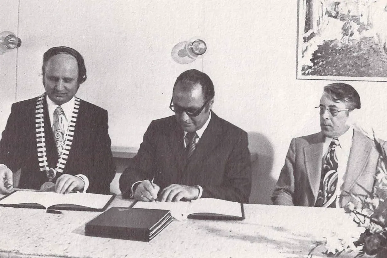 Das Bild zeigt (v. l.): Rektor Günter Ewald, IG Metall-Vorsitzender Eugen Loderer und Geschäftsführendes Vorstandsmitglied Hans Preiss bei der Unterzeichnung des Vertrages.