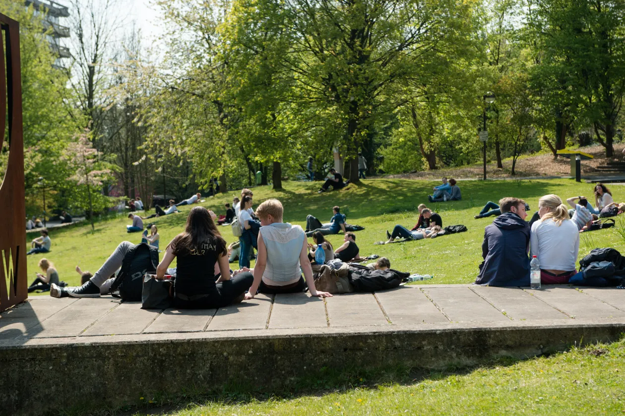 Studierende auf der G-Wiese