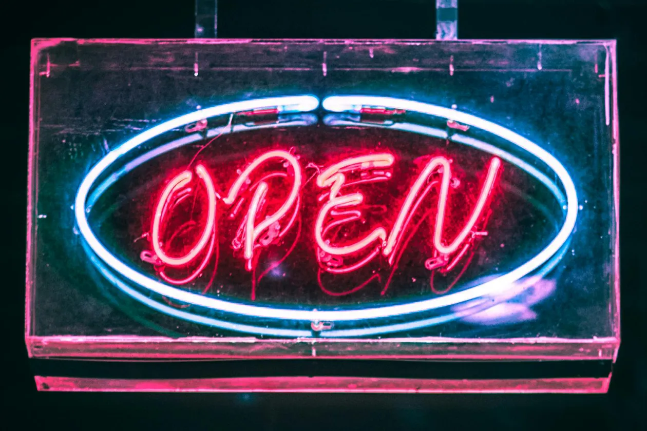 Neonschild mit dem Schriftzug „Open“