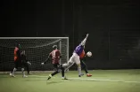 Fußballspieler auf dem Fußballplatz hinter der N-Gebäudereihe der RUB 