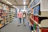 Studierende in der Unibibliothek