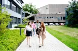Studierende auf dem Campus