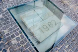 Grundstein der RUB vor den Türen des Audimax mit den Jahreszahlen 1962, 1990, 2015