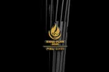 Foto: Fackel der World University Games 2025 mit der goldenen Aufschrift "Rhine-Ruhr 2025, FISU Games" und dem Symbol einer goldenen Flamme. Die Fackel ist schwarz und vor schwarzem Hintergrund. 