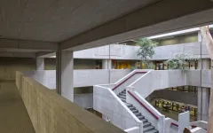 Das Bild zeigt den inneren Treppenaufgang in der Unibibliothek.