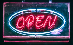 Neonschild mit dem Schriftzug „Open“