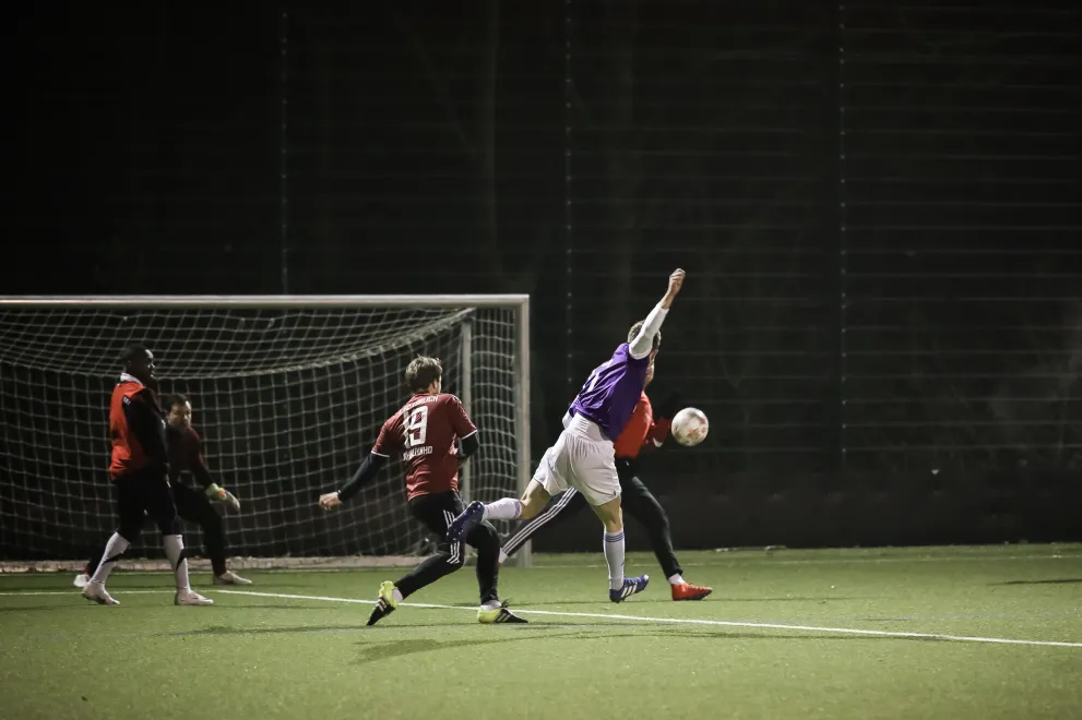 Fußballspieler auf dem Fußballplatz hinter der N-Gebäudereihe der RUB 