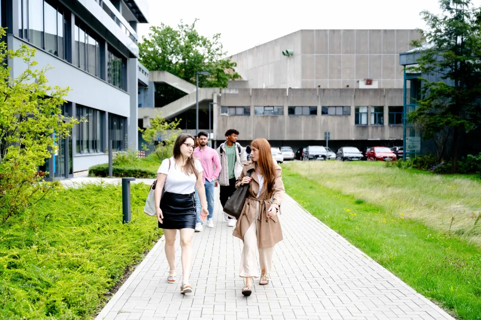 Studierende auf dem Campus